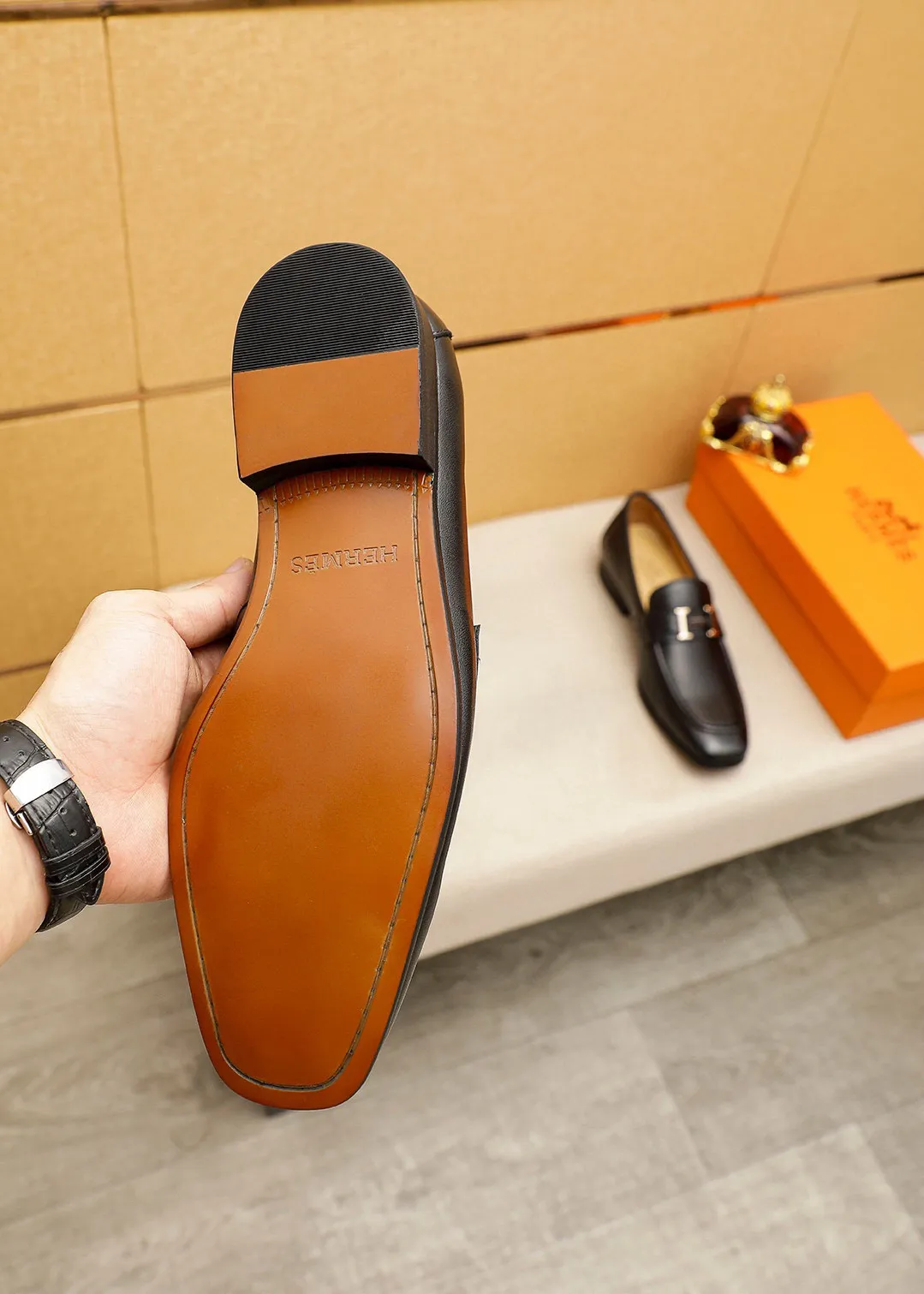 Men's shoes 💰460 💐 Product trademark: HERMES "Hermès" casual leather shoes Regular size: 38-44 (45.46🉑️customized) Product materials: Selected imported first-layer calfskin upper + luxury hardware buckle, imported water-dyed 🐂 cowhide lining. Strong three-dimensional visual effect, combined outsole Color: 2⃣️seed leather materials optional